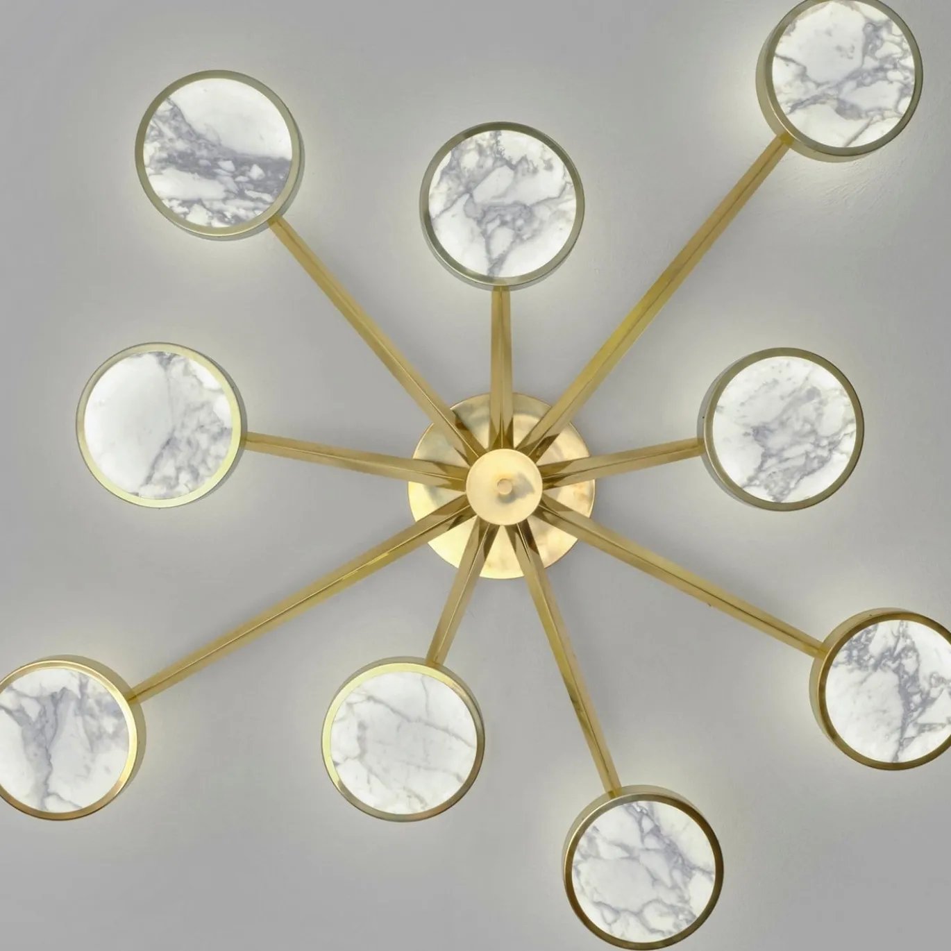 Lampada da soffitto Costellazione Asimmetrica a 9 luci in Ottone e Marmo