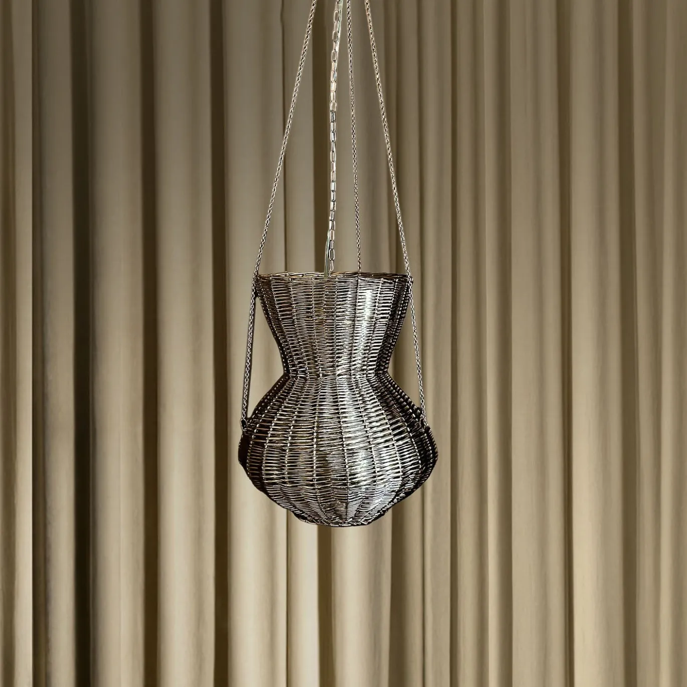 Lampada da soffitto Oman in vimini intrecciato placcato in metallo