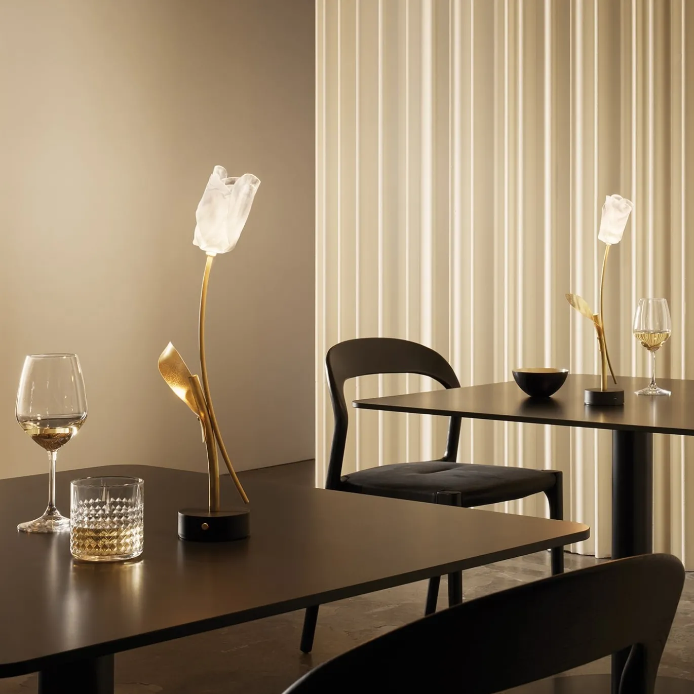 Lampada da tavolo a batteria Tulip Black