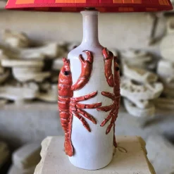Lampada da Tavolo a Forma di Bottiglia in Ceramica Policroma con Aragosta