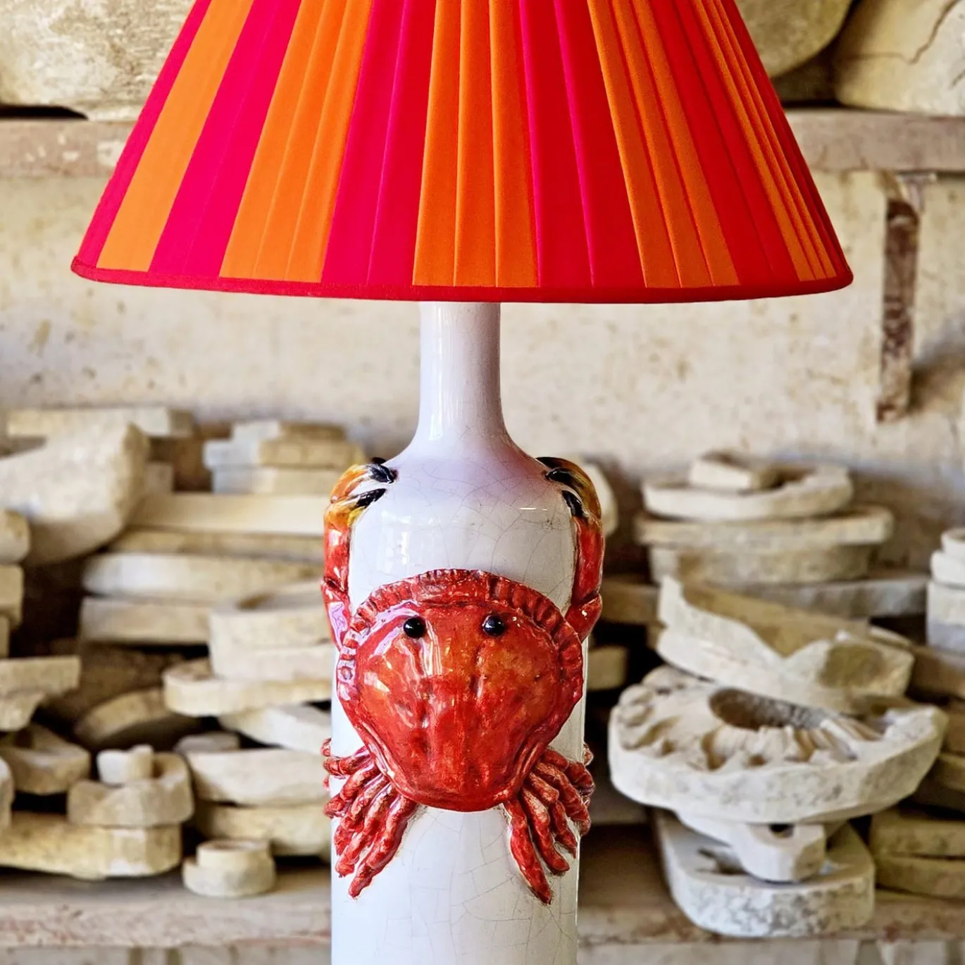 Lampada da Tavolo a Forma di Bottiglia in Ceramica Policroma con Granchio