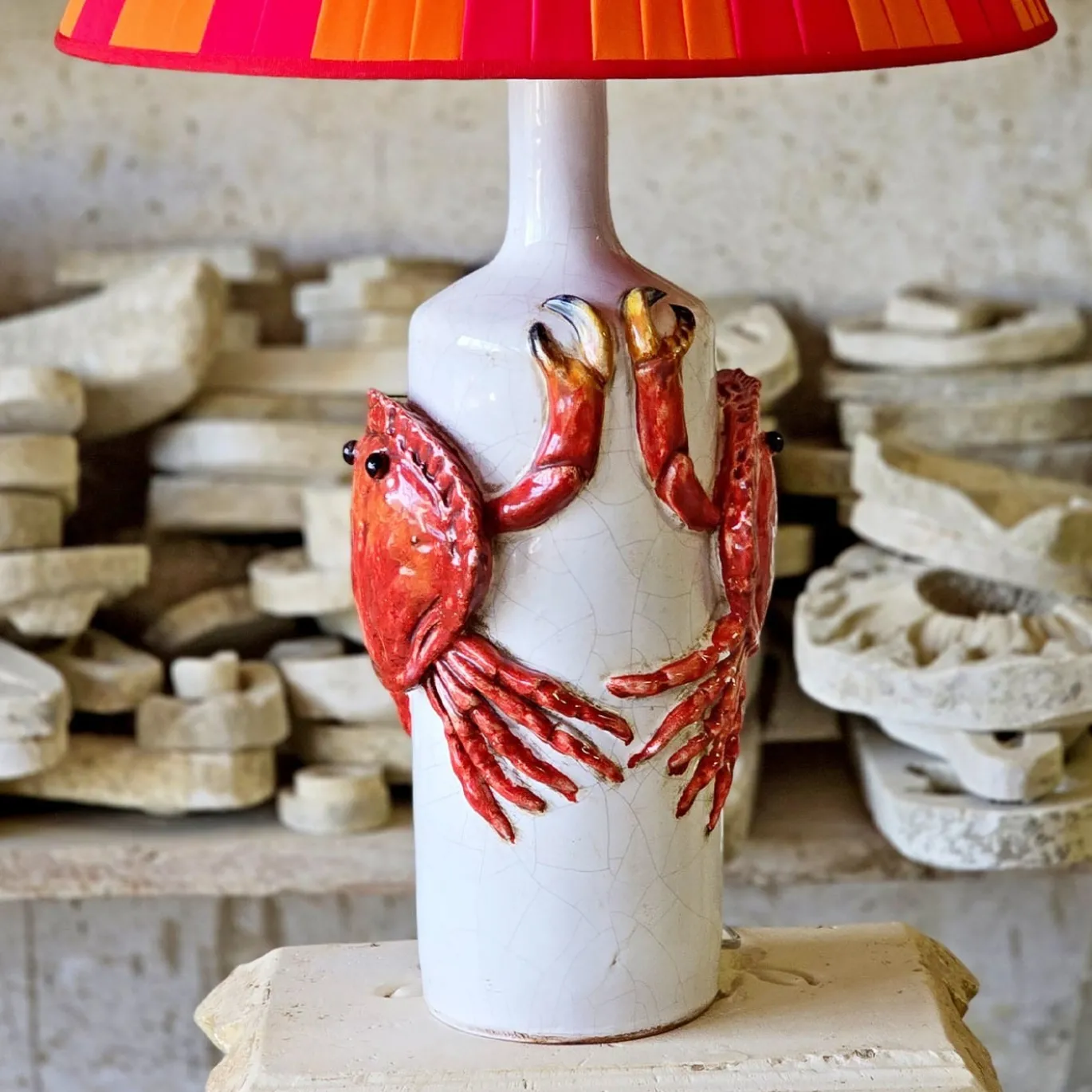 Lampada da Tavolo a Forma di Bottiglia in Ceramica Policroma con Granchio