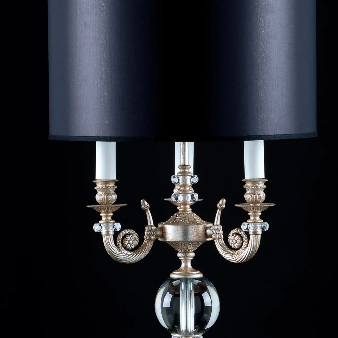 Lampada da tavolo a 3 luci in ottone con foglia d'argento e paralume nero