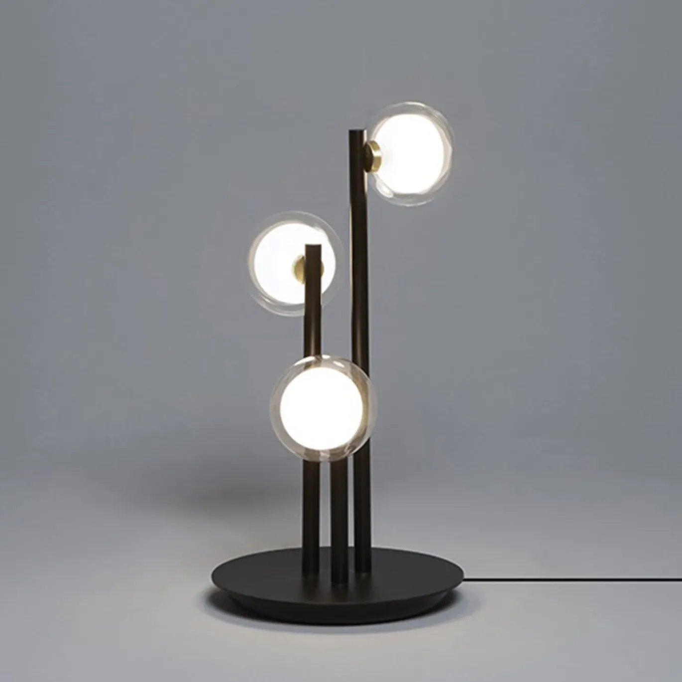 Lampada da tavolo a tre cerchi Nabila di Corrado Dotti