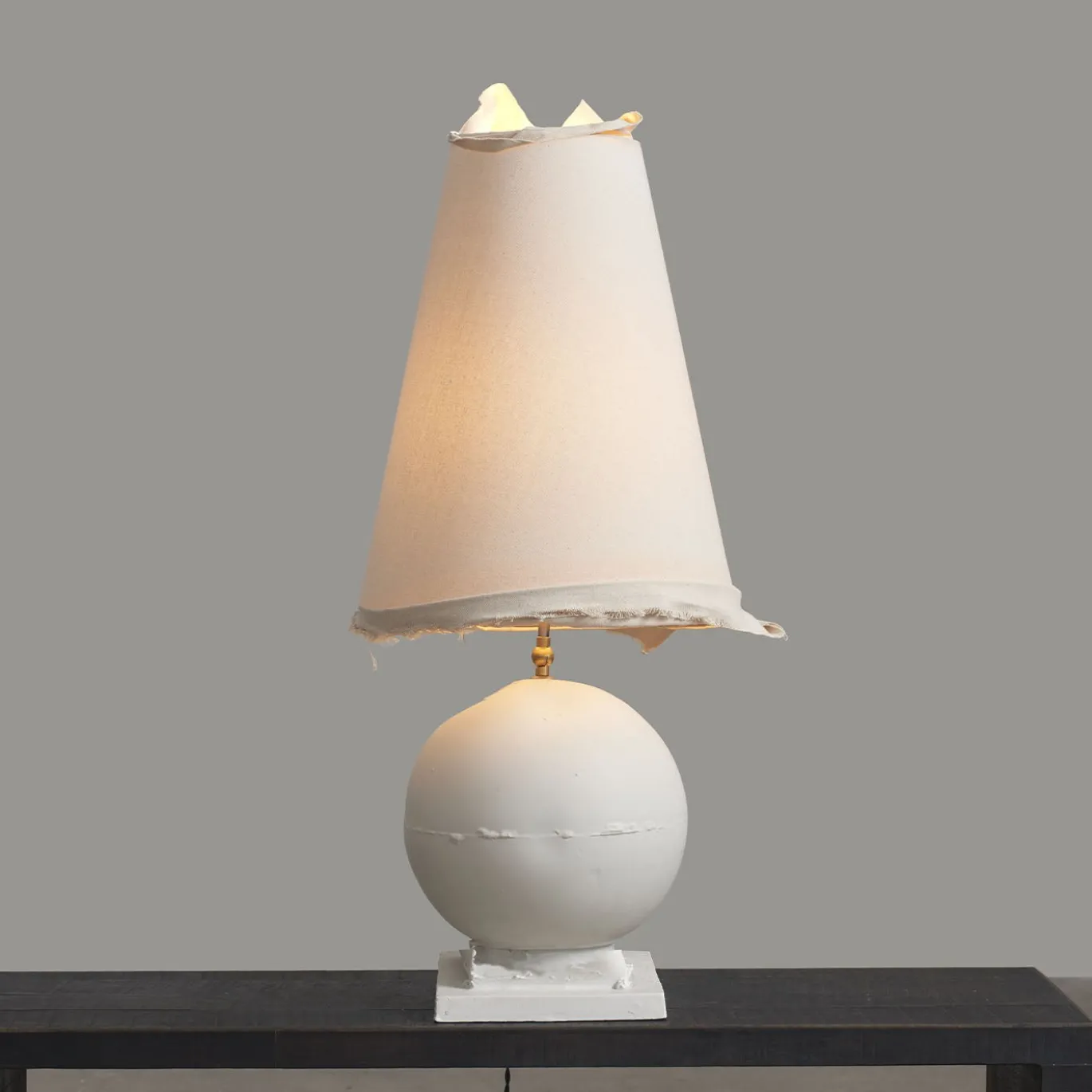 Lampada da tavolo Cassola in ceramica sabbia bianca