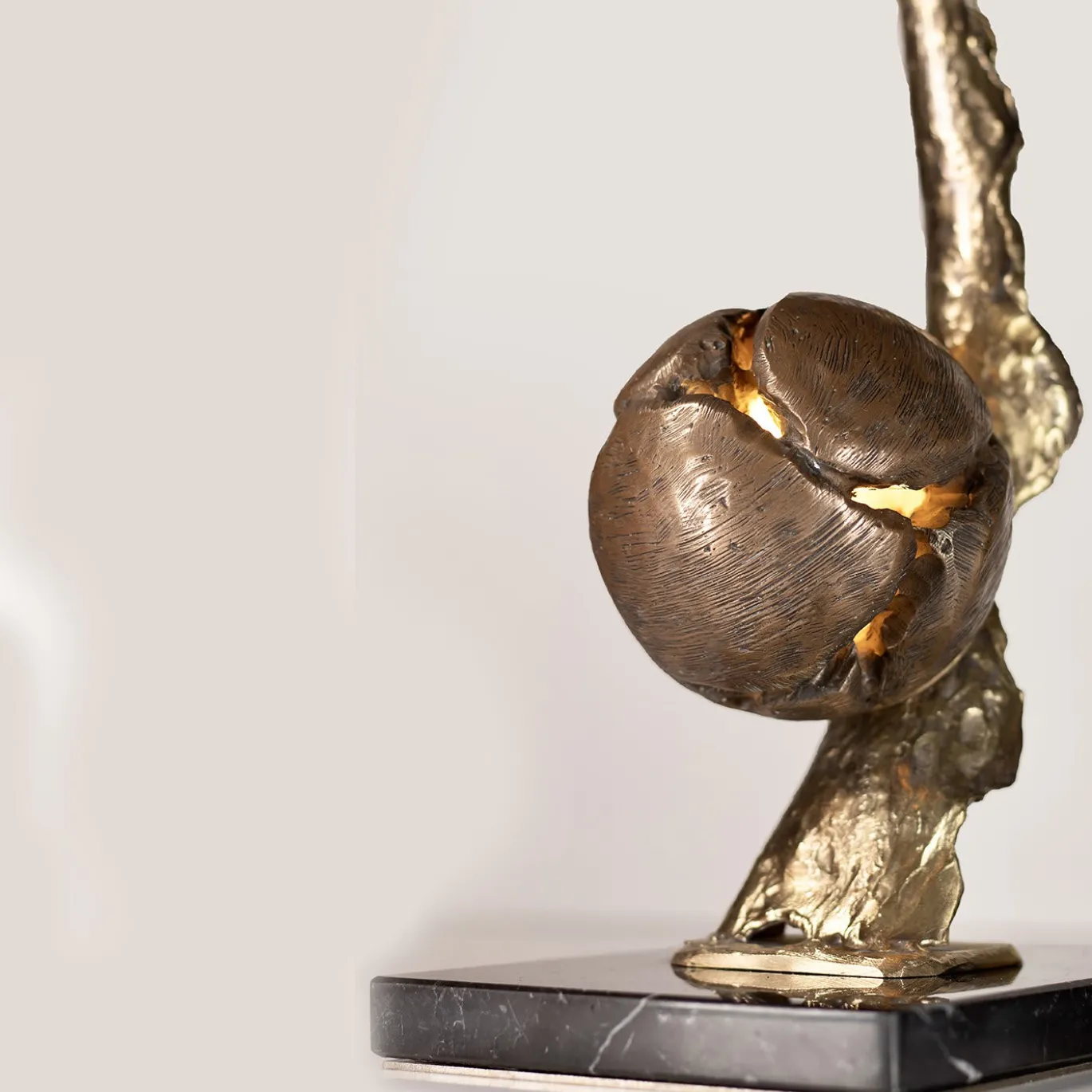 Lampada da tavolo Conifer in bronzo e ottone