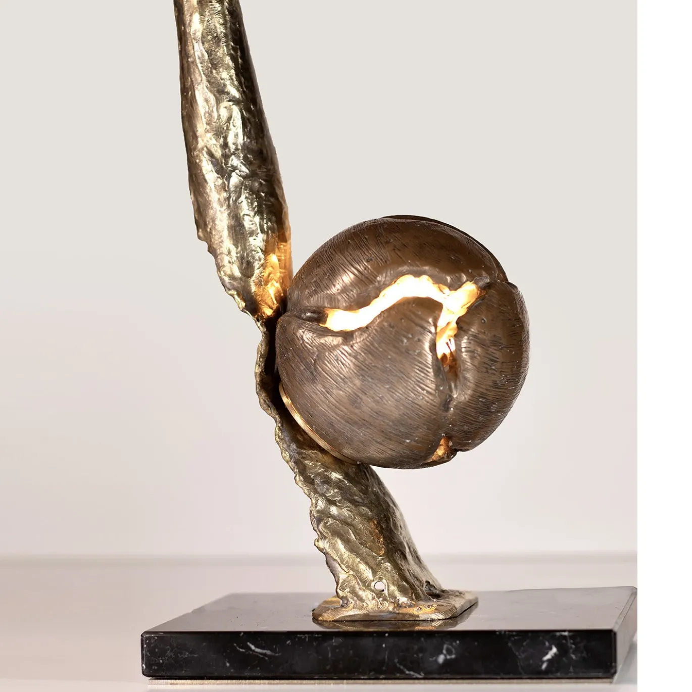 Lampada da tavolo Conifer in bronzo e ottone