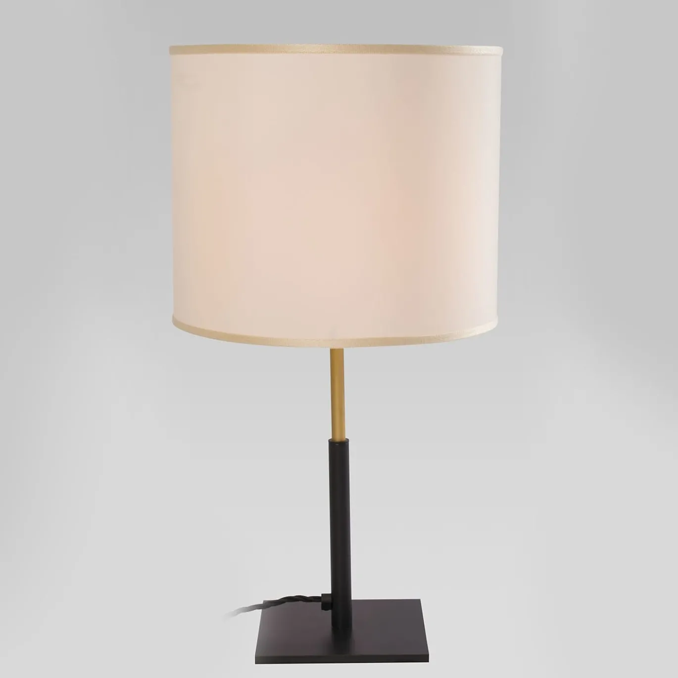 Lampada da tavolo Dafne in metallo e ottone satinato