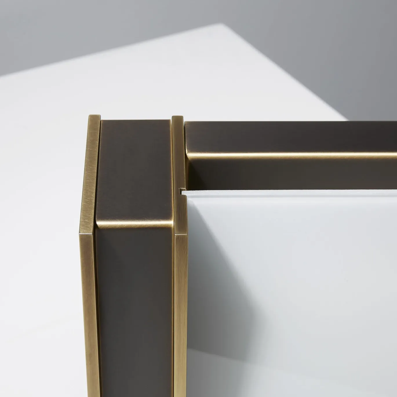 Lampada da tavolo Glam in ottone brunito