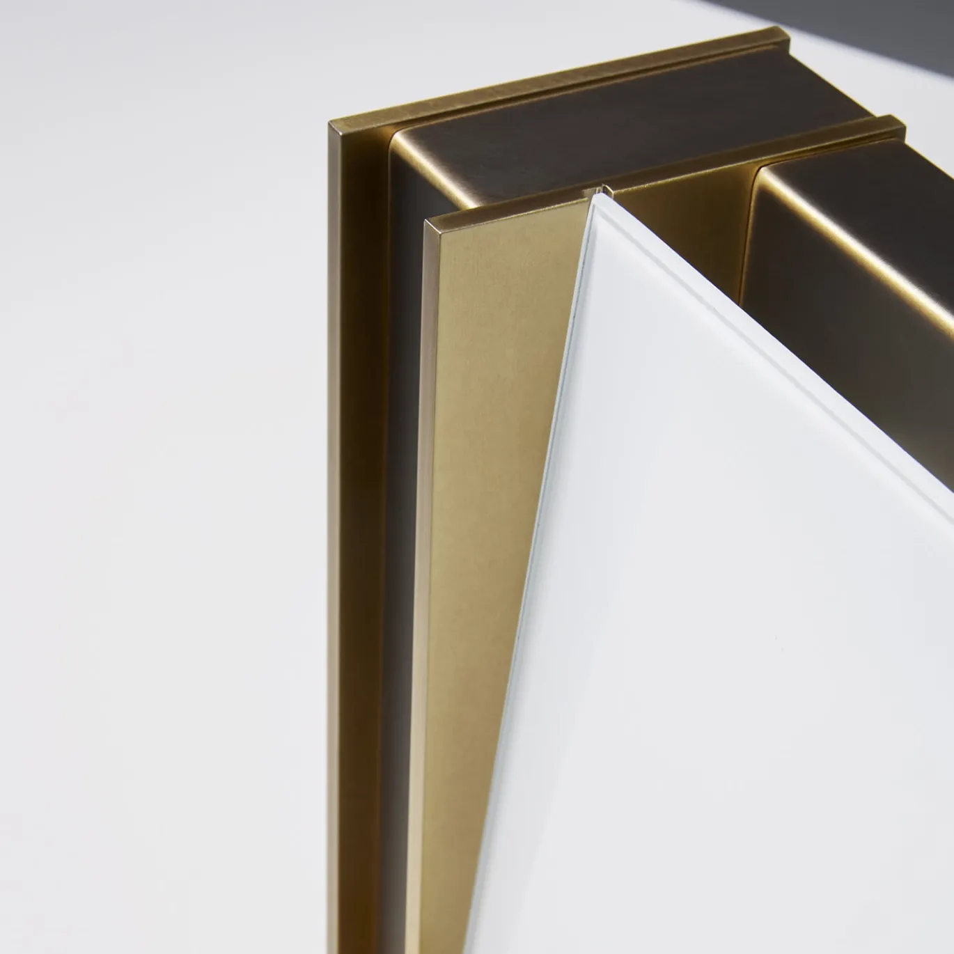 Lampada da tavolo Glam in ottone brunito