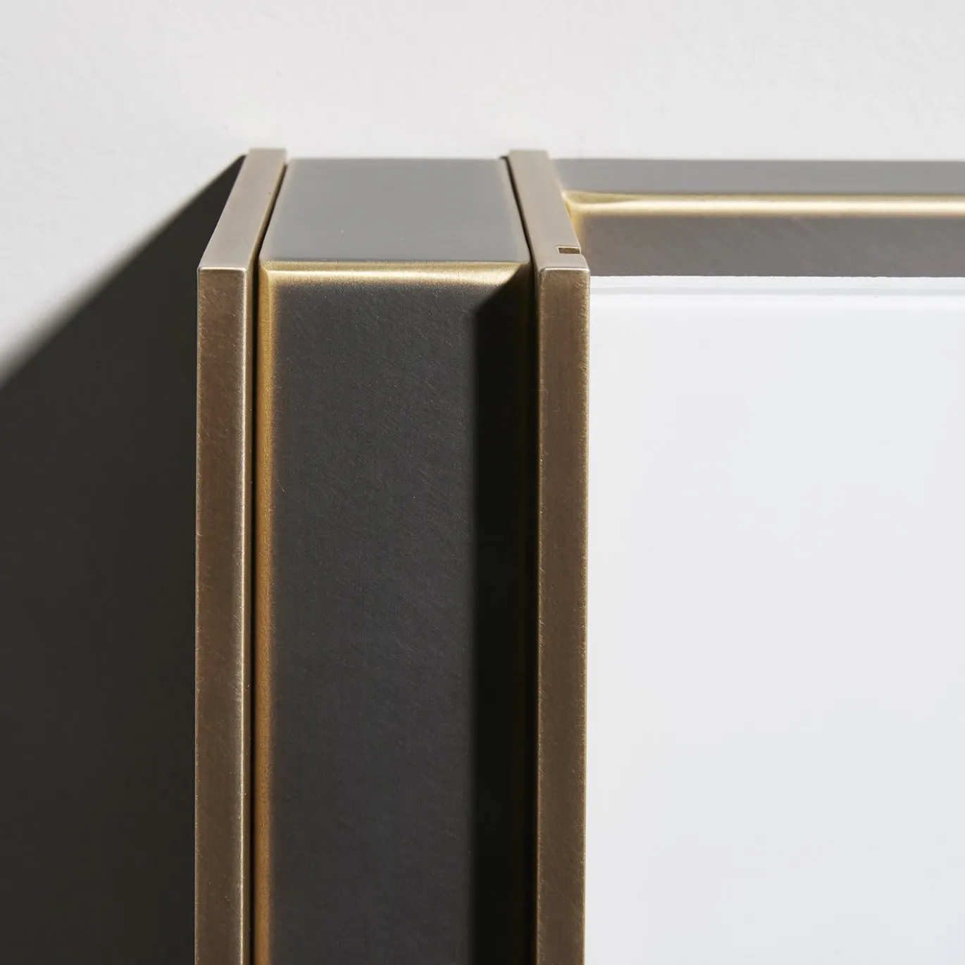 Lampada da tavolo Glam in ottone brunito