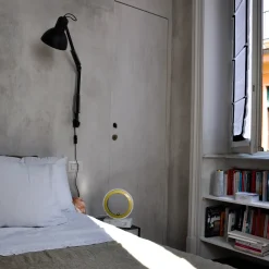 Lampada da tavolo Halo Small in marmo bianco di Jacopo Simonetti