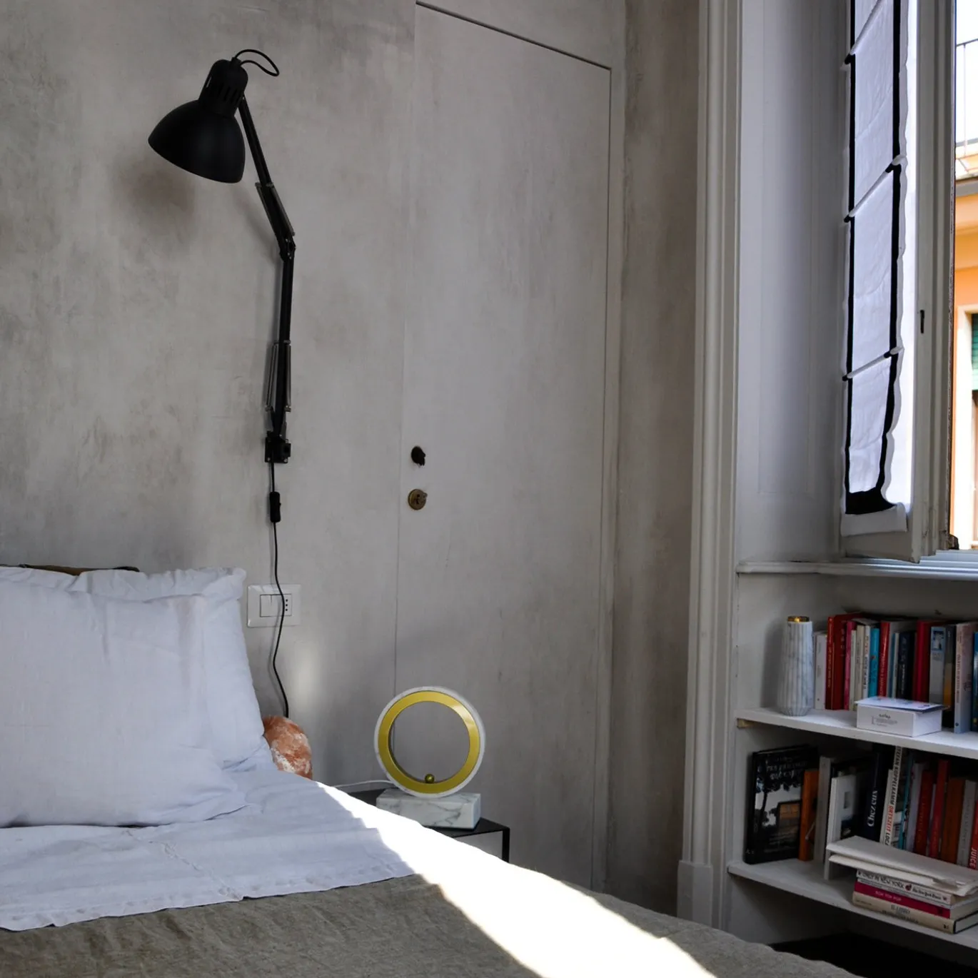 Lampada da tavolo Halo Small in marmo bianco di Jacopo Simonetti