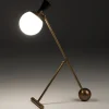 Lampada da tavolo Igloo in ottone brunito con sfera in vetro opaco