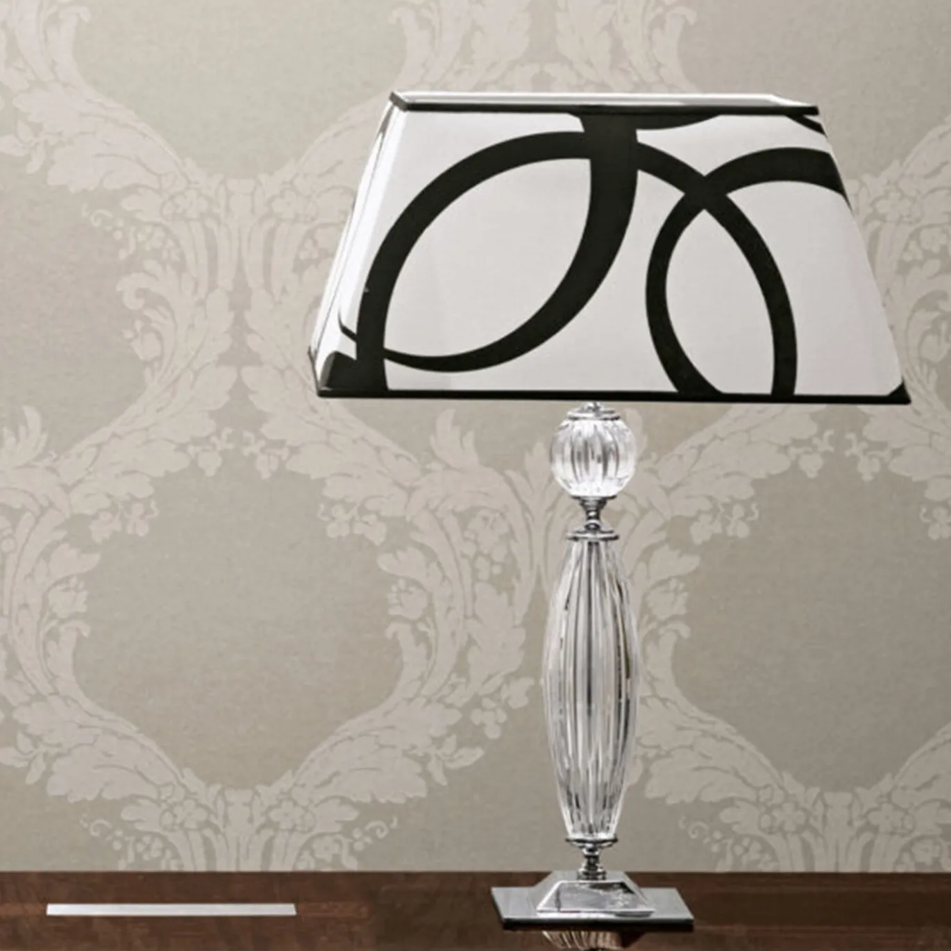 Lampada da tavolo in bianco e nero