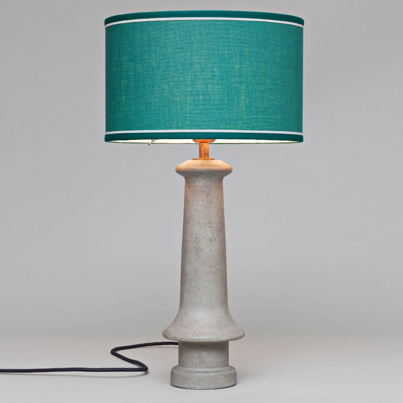 Lampada da tavolo in cemento turchese