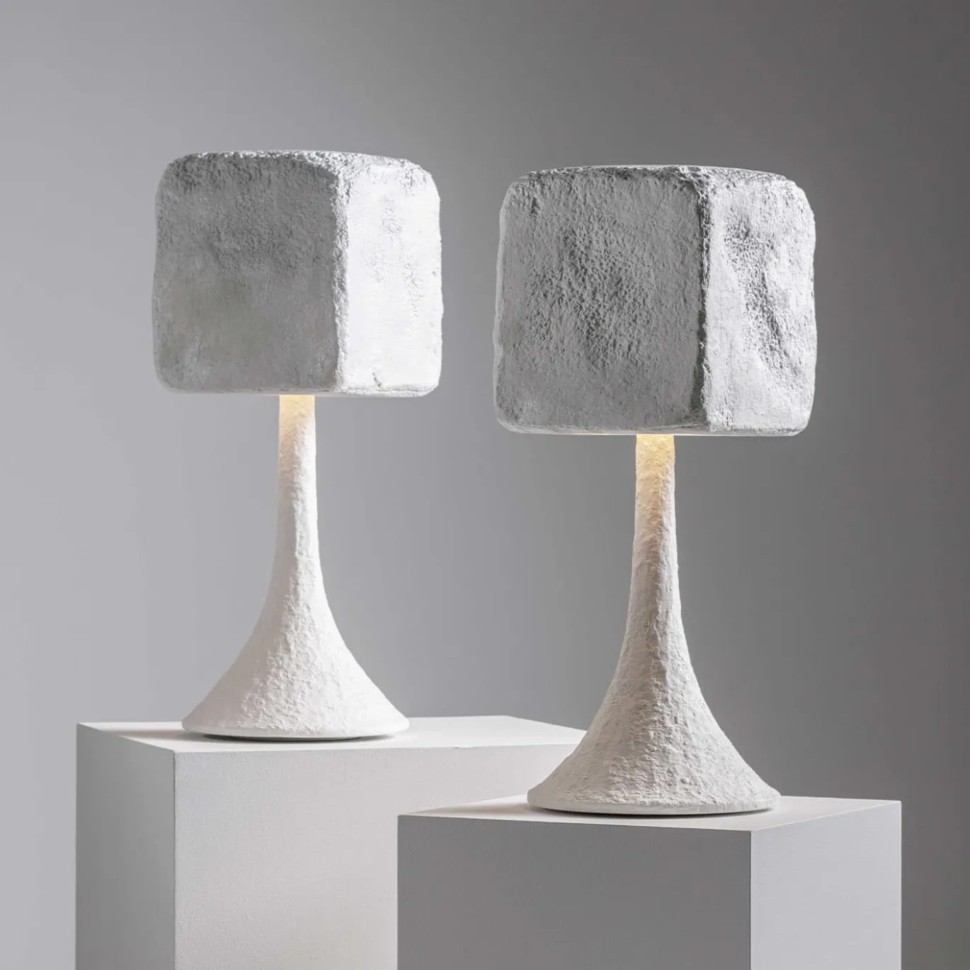 Lampada da Tavolo in Ceramica con Smalto Bianco Testurizzato