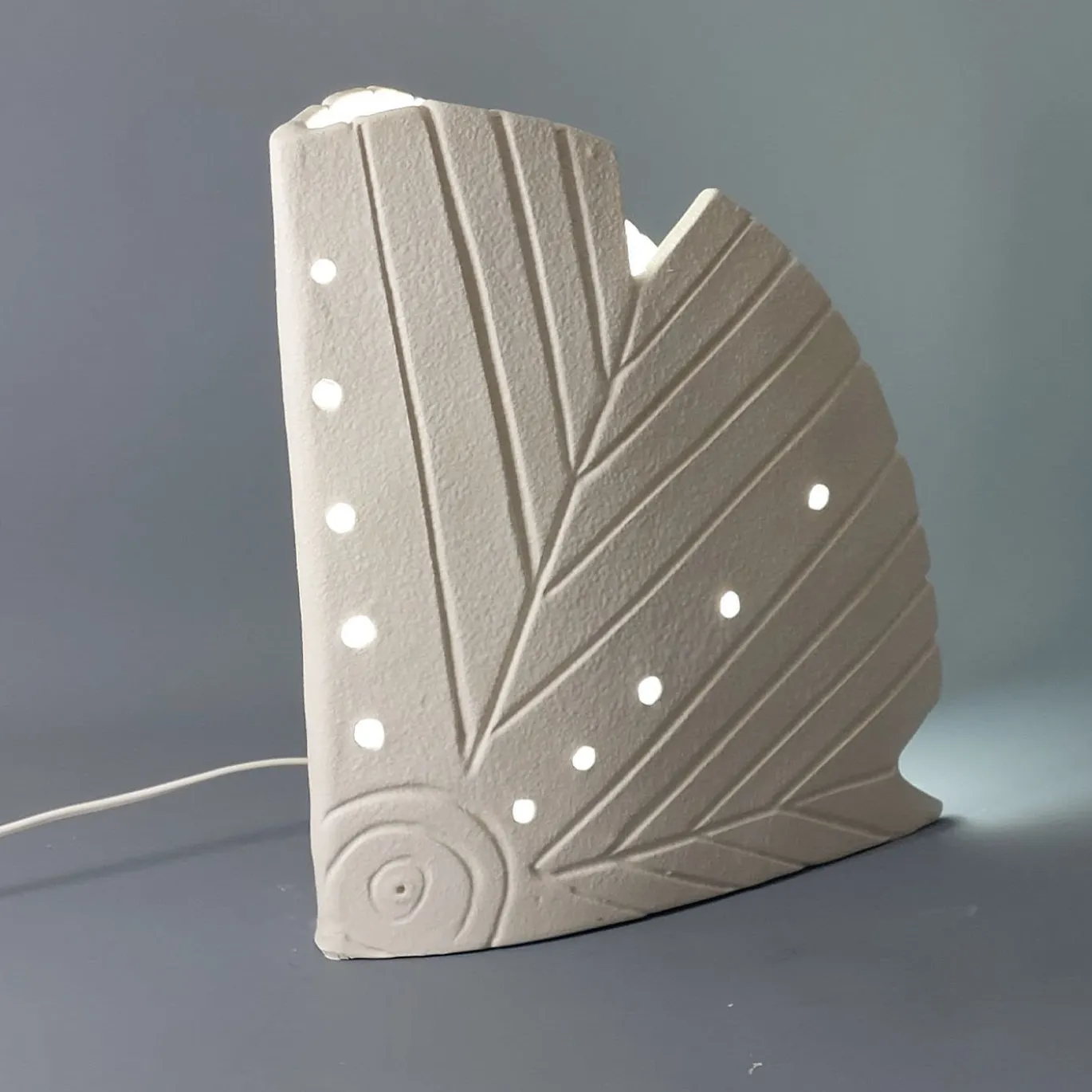 Lampada da tavolo in ceramica bianca incisa Nur