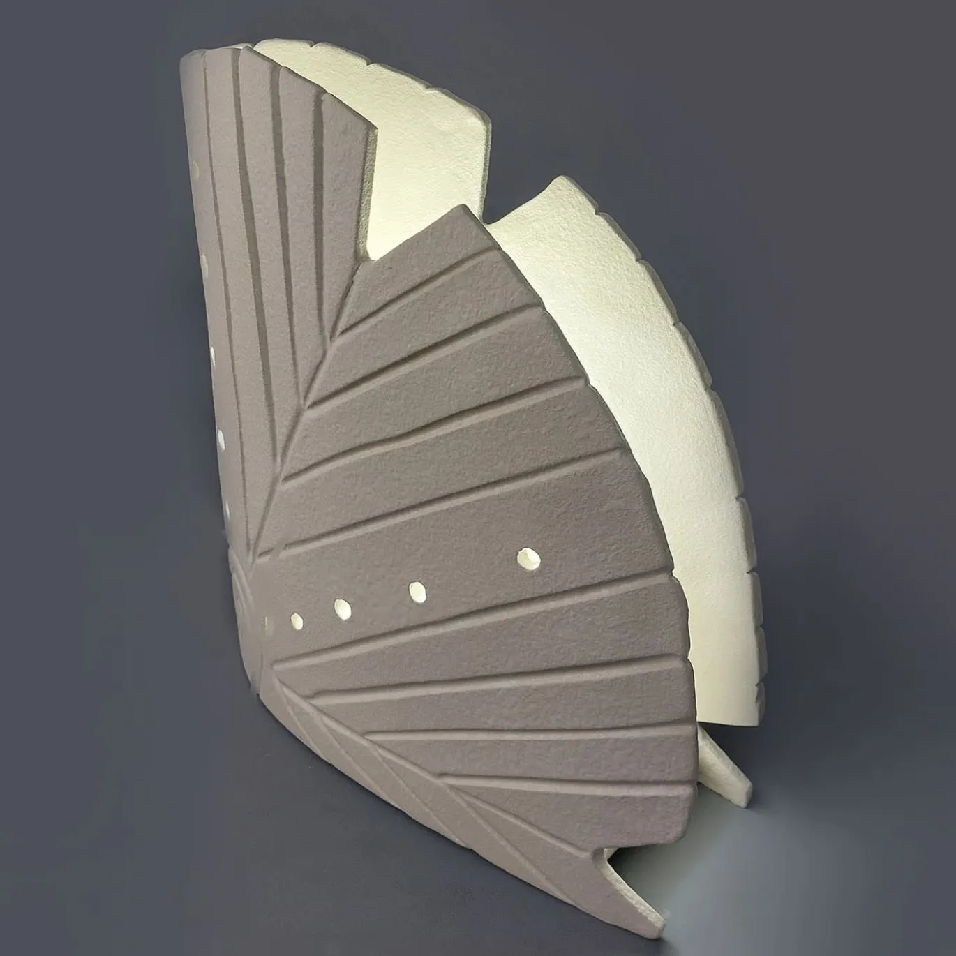 Lampada da tavolo in ceramica bianca incisa Nur
