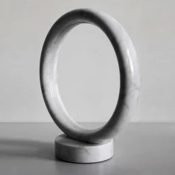 Lampada da tavolo in marmo di Carrara Artemisia di ADL Atelier Design Lab