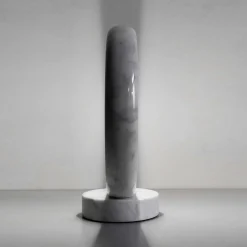 Lampada da tavolo in marmo di Carrara Artemisia di ADL Atelier Design Lab