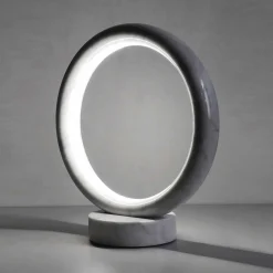 Lampada da tavolo in marmo di Carrara Artemisia di ADL Atelier Design Lab