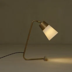 Lampada da tavolo in metallo