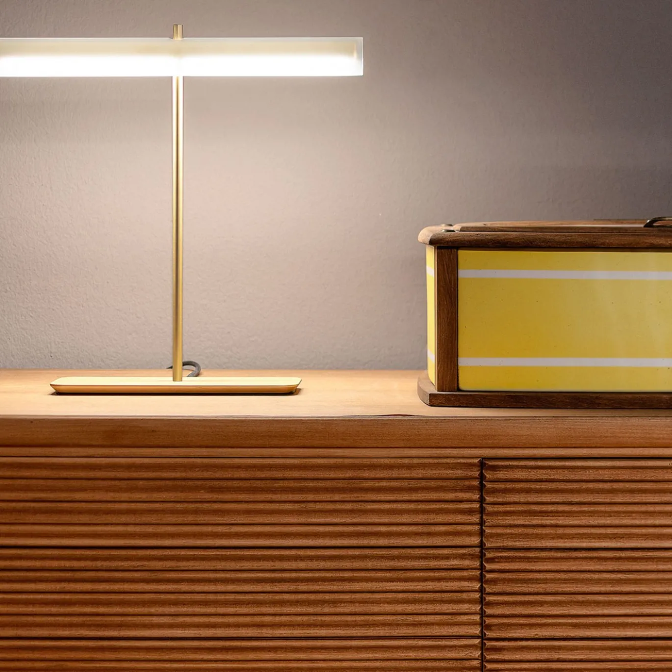 Lampada da tavolo in ottone dorato PPT01