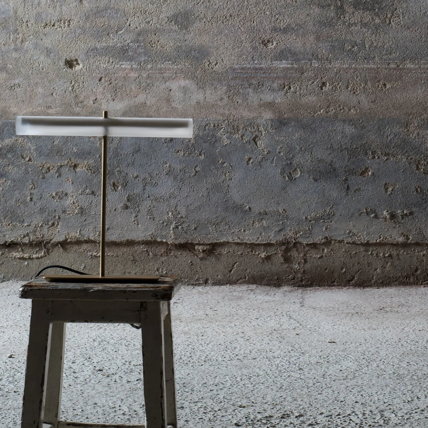 Lampada da tavolo in ottone dorato PPT01