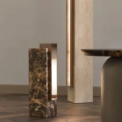 Lampada da tavolo in travertino e bronzo Specchia