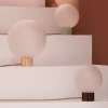 Lampada da tavolo in vetro satinato e ottone brunito Baleta di Isacco Brioschi