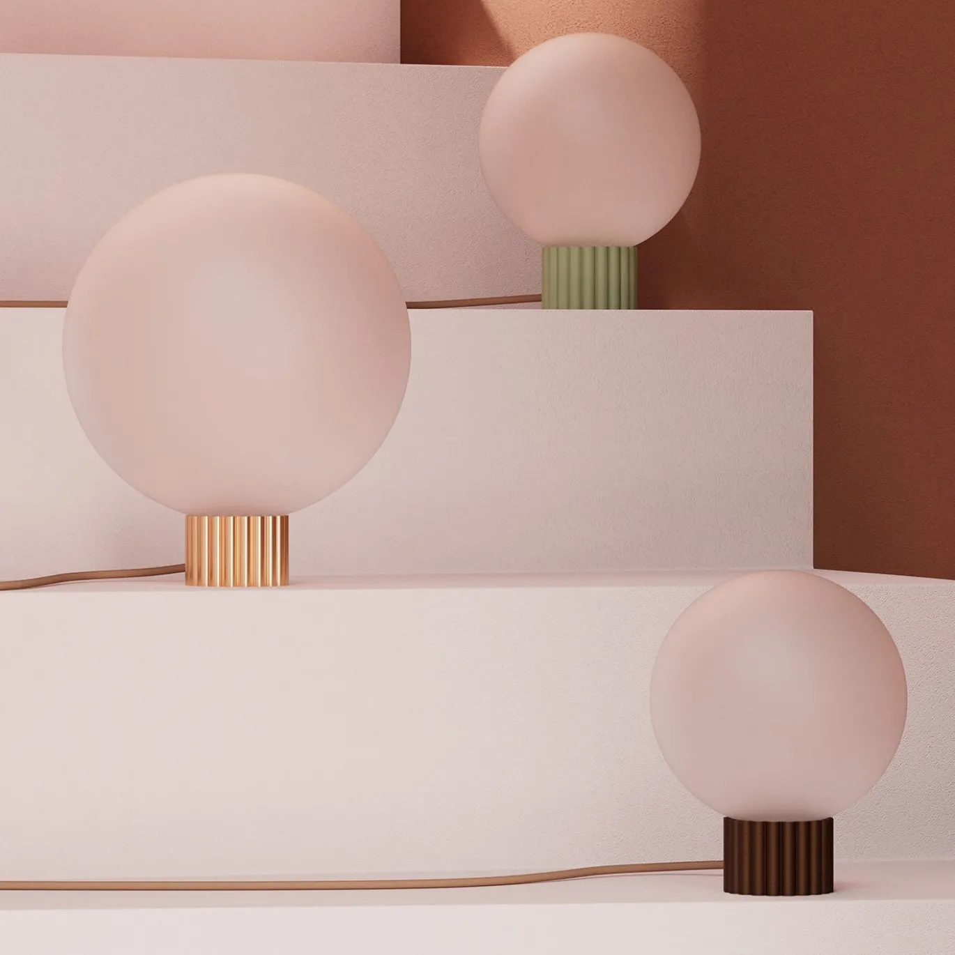 Lampada da tavolo in vetro satinato e ottone brunito Baleta di Isacco Brioschi