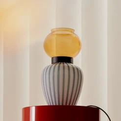 Lampada da tavolo Layla a righe blu chiaro di Serena Confalonieri