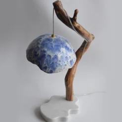 Lampada da tavolo Lume Nuvola in ceramica azzurra e legno
