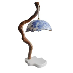 Lampada da tavolo Lume Nuvola in ceramica azzurra e legno