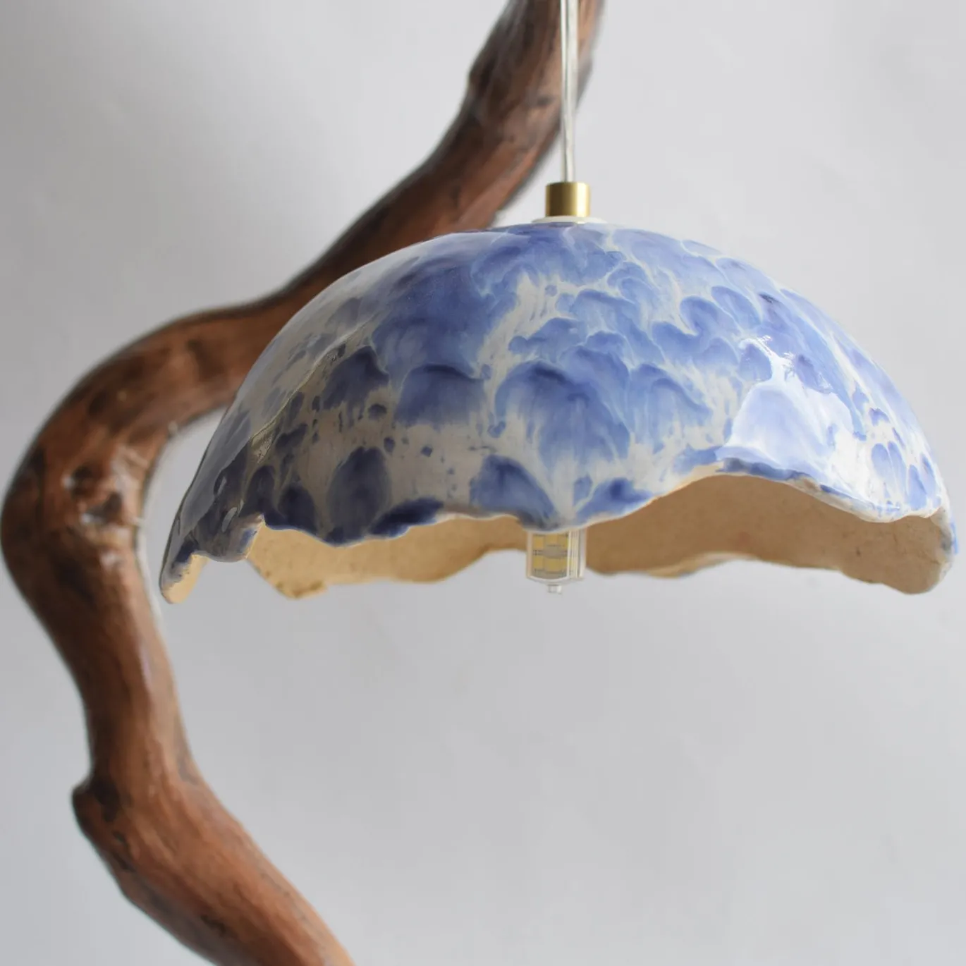 Lampada da tavolo Lume Nuvola in ceramica azzurra e legno
