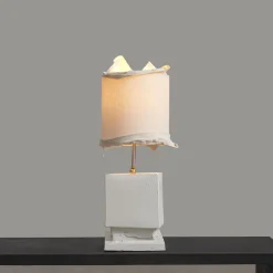 Lampada da tavolo Marostica in finitura bianca sabbia con paralume a frange