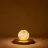 Lampada da tavolo Mini Alabaster Moon in ottone satinato