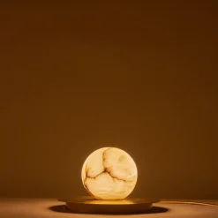 Lampada da tavolo Mini Alabaster Moon in ottone satinato