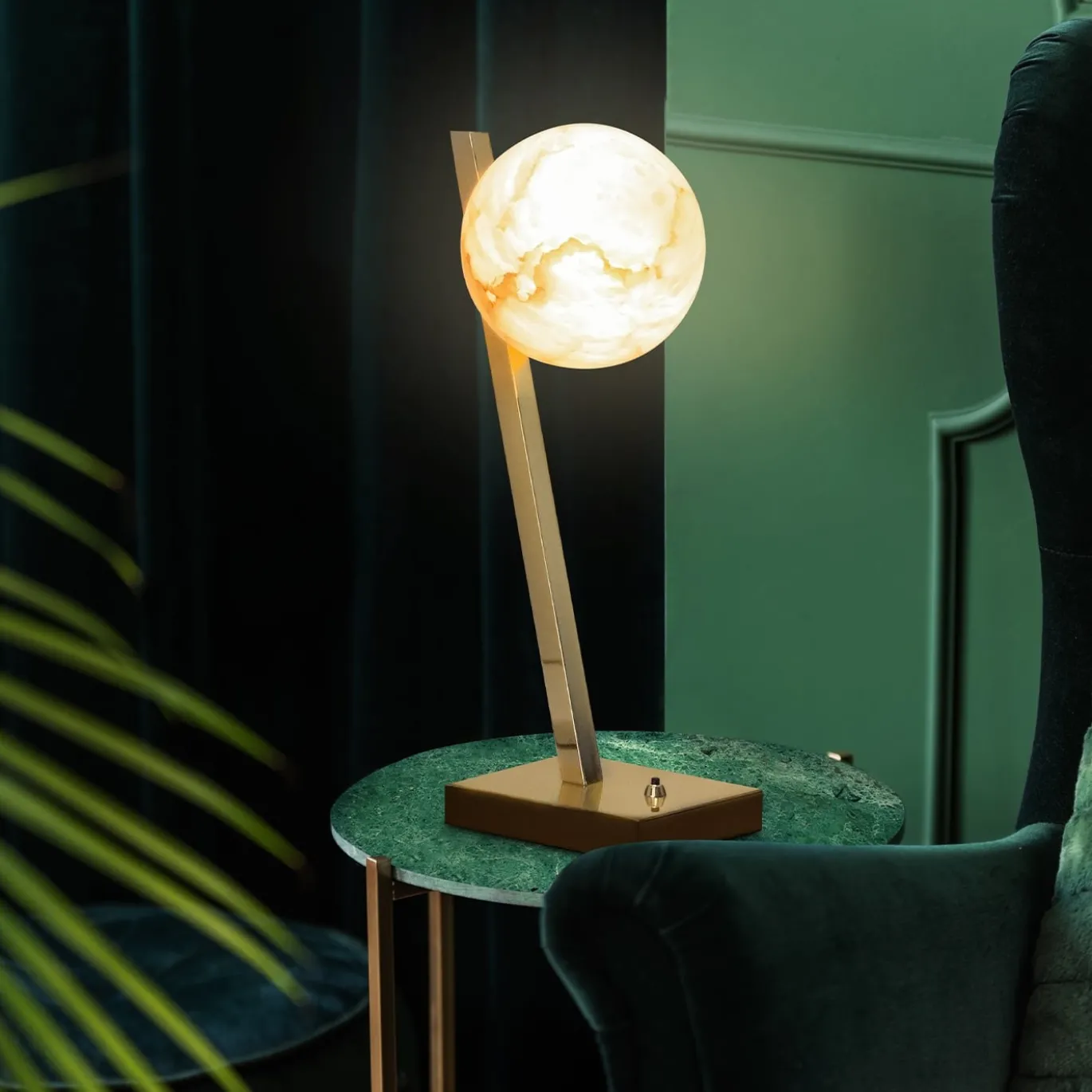 Lampada da tavolo Offset in ottone lucido