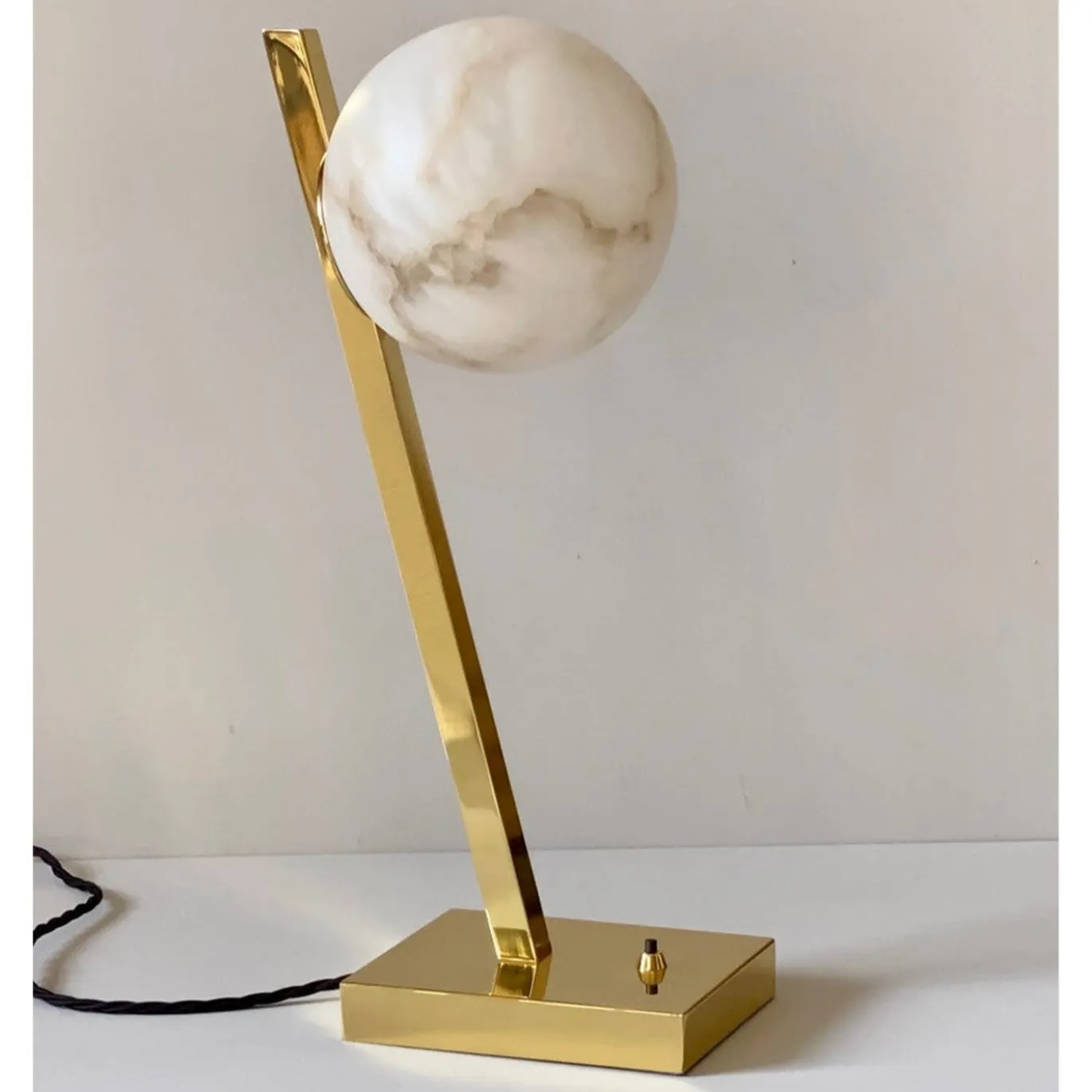 Lampada da tavolo Offset in ottone lucido
