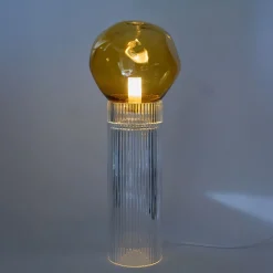 Lampada da tavolo Onna in ambra e cristallo