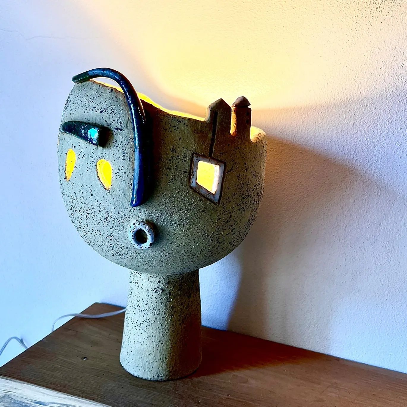 Lampada da Tavolo Origine Umana di Luce in Ceramica della Collezione Emozionale