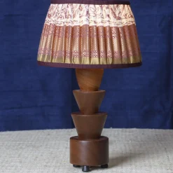 Lampada da Tavolo Palmetta in Mogano con Paralume in Seta Bordeaux