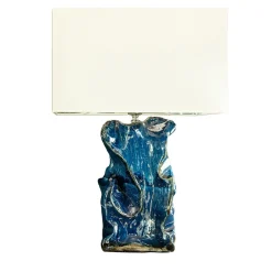Lampada Da Tavolo Pensiero In Ceramica Blu E Paralume In Tessuto Bianco