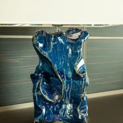 Lampada Da Tavolo Pensiero In Ceramica Blu E Paralume In Tessuto Bianco