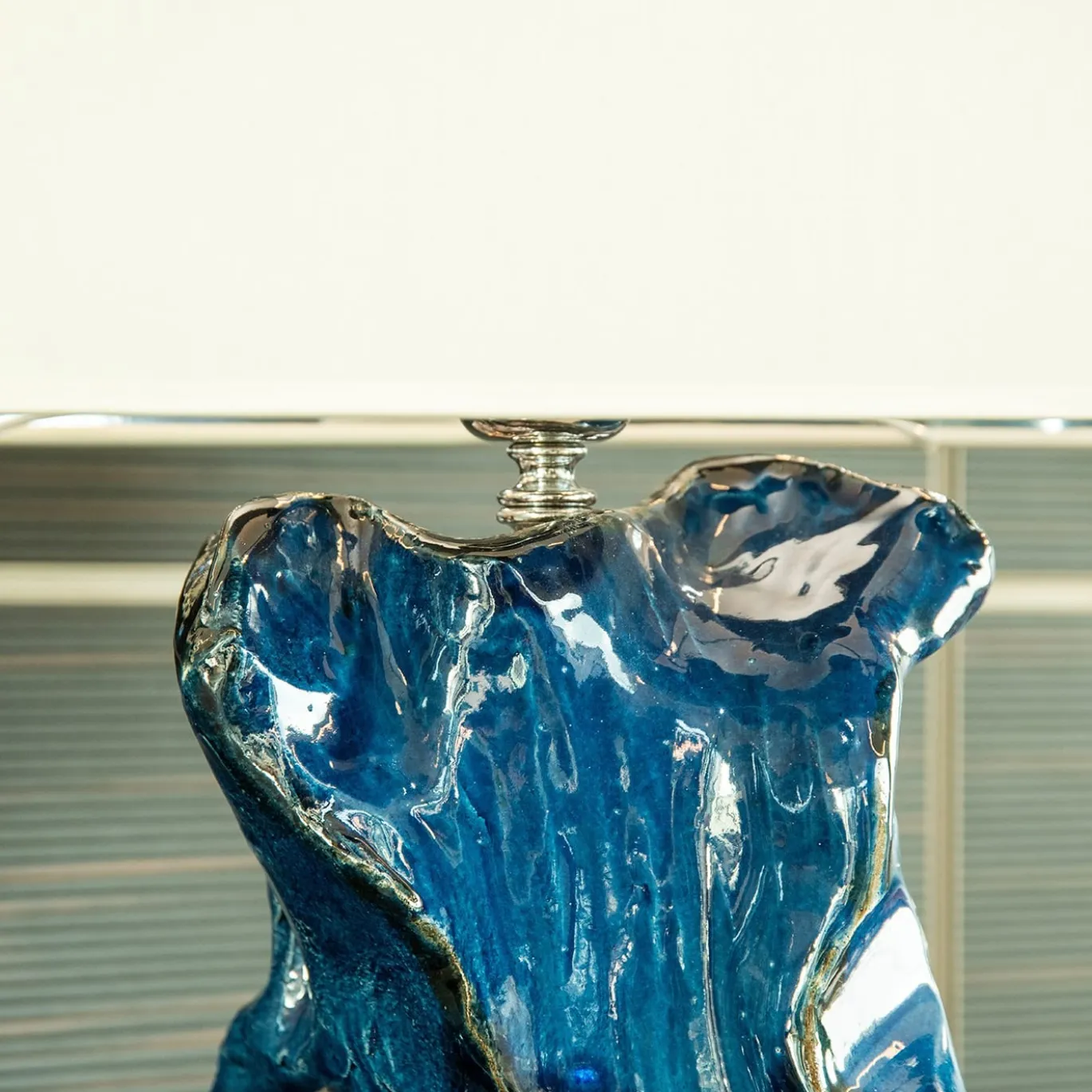 Lampada Da Tavolo Pensiero In Ceramica Blu E Paralume In Tessuto Bianco