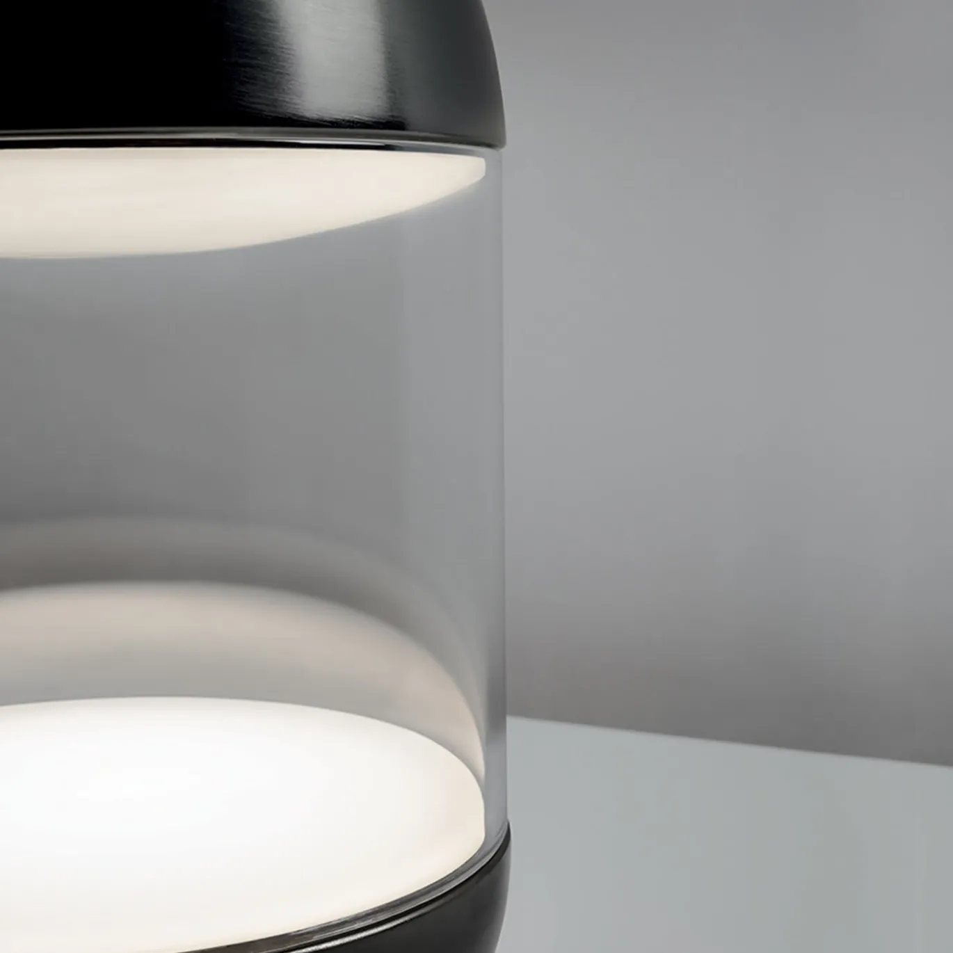 Lampada da tavolo Pillola nero di Parisotto + Formenton