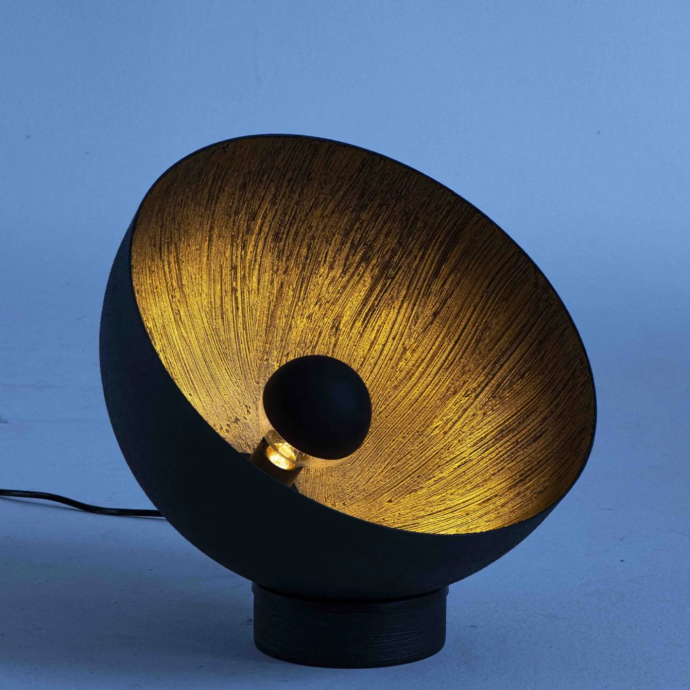 Lampada da tavolo Radar 400 in metallo nero e resina spazzolata oro