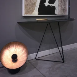 Lampada da tavolo Radar 400 in metallo nero e resina spazzolata oro